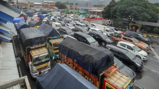Terjebak Macet 13 Jam Menuju Pelabuhan Ketapang, Sopir Logistik Pasrah Alami Kerugian