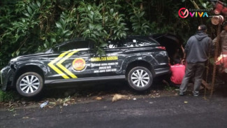 Mobil Branding Lembaga Rehabilitasi Narkoba Alami Kecelakaan Tunggal di Jalan Ijen