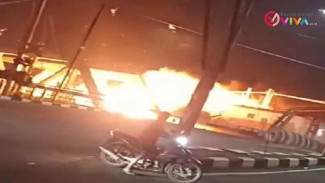 KA Brantas Tabrak Truk Hingga Terbakar di Jalan Madukoro Semarang