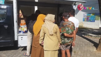 Emak-emak Berseragam ASN Ikut Antri Sembako Murah Saat Jam Dinas