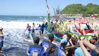 Tradisi Turun Temurun, Masyarakat Antusias Ikuti Ritual Petik Laut di Pantai Lampon