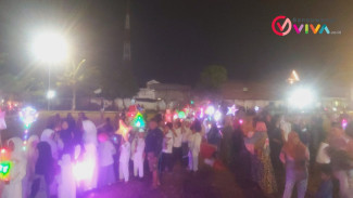 Langit Malam Tahun Baru Islam 1445 H Dihiasi Pawai Lampion Anak - Anak Sekolah Dasar.