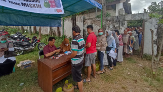 Antrean Panjang Operasi Pasar, Masyarakat Tetap Tertib Meski LPG Langka