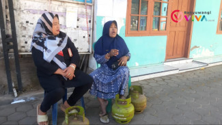 Berjuang Demi Operasi Pasar Gas LPG 3Kg, Emak - Emak Percepat Masak