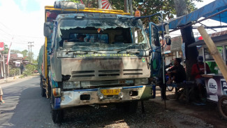 Rem Blong, Truk Muatan Kalsium Tabrak Mobil Box di Banyuwangi