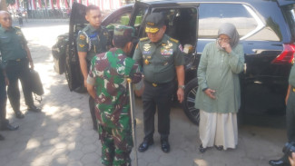 Hendak Meninggalkan Asrama Inggrisan, KASAD Turun Lagi Dari Mobil Karena Seorang Prajurit