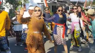 Peragaan Busana Tradisional Kebaya Dengan Tarian Modern