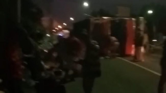 Laka Tunggal, Truk Terguling dan Menutup Badan Jalan