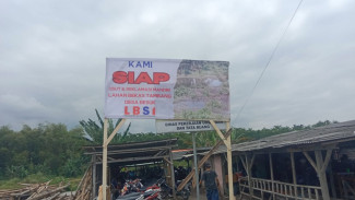 Warga Pasang Banner Himbauan Reklamasi Lahan Eks Tambang Ilegal