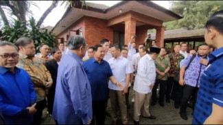Prabowo dan Zulkifli Hasan Sambut SBY di Hambalang Kenakan Kemeja Biru
