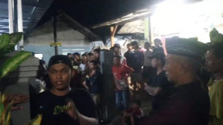 Ratusan Massa di Jember Kepung Rumah Terduga Pelaku Cabul