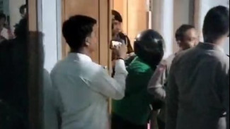 Hindari Amukan Massa, Terduga Pelaku Cabul di Jember Pakai Helm Keluar Rumah