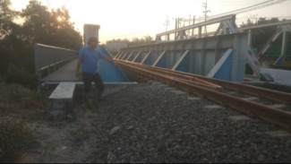 Mencari Sang Ayah, Balita Tewas Tersambar Kereta Api