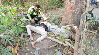 Mencoba Hindari Jalan Berlubang Pemotor Alami Gagar Otak, Kecelakaan Tubruk Pohon