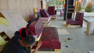 Sofa dari Sampah: Inovasi Hermawansyah Mengatasi Sampah dan Pengangguran di Bima