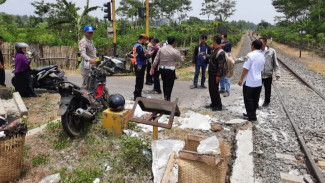 Seorang Pemotor di Banyuwangi, Hampir Terseret Kereta Api Pandanwangi