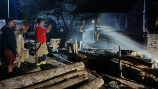 Sebuah Warung Warga Kalipuro Ludes Terbakar Dilahap Si Jago Merah