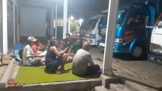 8 Truk Pengangkut Babebo Dihentikan Roni. Siapa Sebenarnya Roni?