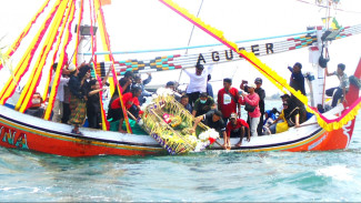 Warga Kampung Mandar Larung Kepala Sapi di Selat Bali