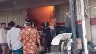 Diduga Akibat Ngecharge Ponsel di Atas Kasir, Bengkel Hary Motor Terbakar