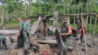 Bareng, Gotong Royong Bersihkan Material Bangunan Rusak Habis Terbakar