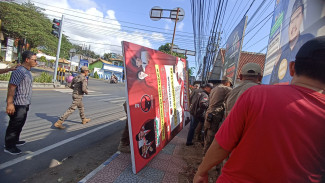Bawaslu Tertibkan Baliho Caleg yang Bandel Langgar Aturan