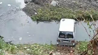 Mengantuk, Minibus VS Motor Terjebur ke Sungai