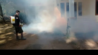 Cegah Nyamuk DBD, Pemdes Gintangan Banyuwangi Lakukan Fogging