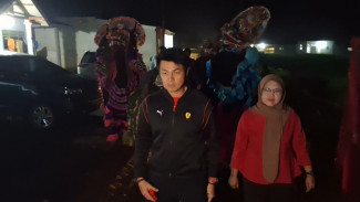 Chandra Astan Disambut Seni Barong Saat Menemui Warga