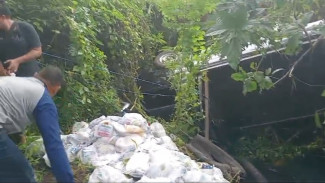 Nyasar, Mobil Pengangkut Sembako dan APK Caleg Partai Gerindra Kecelakaan Nyebur Sungai