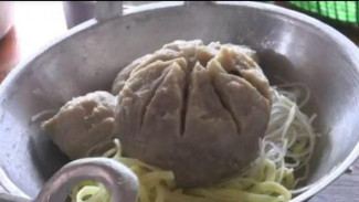Bakso Wajan Lumajang, Sajian Kuliner Bakso di atas Penggorengan