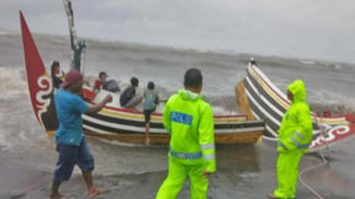Perahu Karam Dihantam Gelombang Tinggi, 3 Nelayan Situbondo Selamat