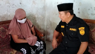 Bupati Jember Jenguk Istri yang Dianiaya dan Disekap Suami di Kandang Sapi