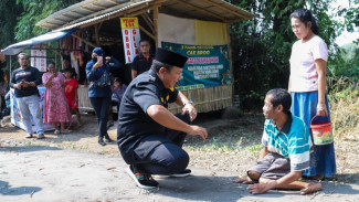 Hanafi Pergi ke Sungai Ngesot 100 Meter, Bupati Jember Bantu Kursi Roda