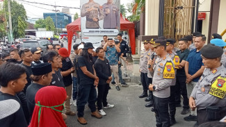 Puluhan Warga Jember Unjuk Rasa Depan Polres, Pertanyakan Netralitas Polri