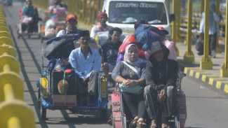 Penyeberangan Kendaraan Logistik Tujuan Madura Dari Pelabuhan Jangkar Distop