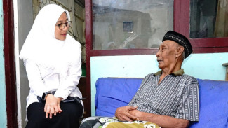 Jenguk Lansia Sebatang Kara, Bupati Ipuk: Terima Kasih Orang Baik