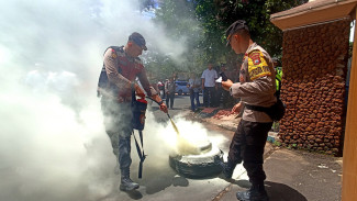 Kantor DPU CKPP Banyuwangi Didemo, Massa Bakar Ban