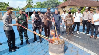 5 Ribu Botol Miras, Narkoba dan 50 Knalpot Brong di Jember Dimusnahkan
