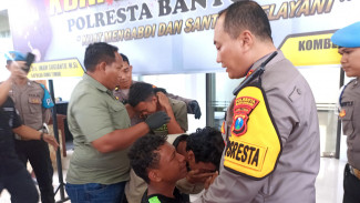 Sesenggukan, Tersangka Penyebar Hoax di Banyuwangi Minta Dipulangkan
