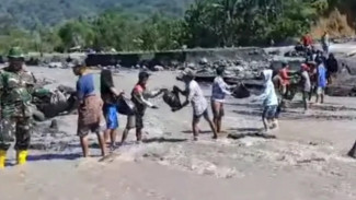 Jembatan Limpas Terputus Akibat Banjir Lahar Dingin, Warga Nekat Sebrangi Sungai