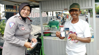 Himbauan Tertib Berlalu Lintas, Satlantas Polres Lumajang Bagikan Brosur