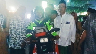 Warga Iringi Tukang Cilok di Jember Berangkat Haji Naik Motor