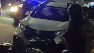 Mirip Film Action, Motor Polisi di Jember Ditabrak dan Diseret Mobil
