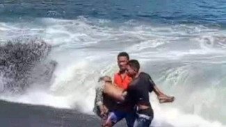 Wisatawan Pantai Payangan Jember Tergulung Ombak
