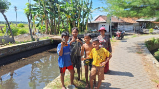 Mengisi Waktu Libur, Bocah-Bocah Ini Berburu Ikan di Sungai