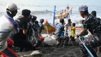 TNI Angkatan Laut Selamatkan Kapal yang Hampir Tenggelam TNI Angkatan Laut Selamatkan Kapal yang Hampir Tenggelam