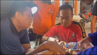 Cincin Tidak Bisa Copot Akibat Jari Bengkak, Damkar Ambil Alih