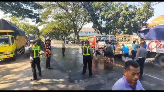 Truk Pengangkut Air Mineral Terguling, 3 Orang Mengalami Luka