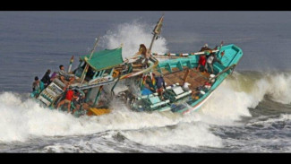 Ombak Tinggi, Nelayan Enggan Melaut dan Hanya Perbaiki Jaring Serta Kapal